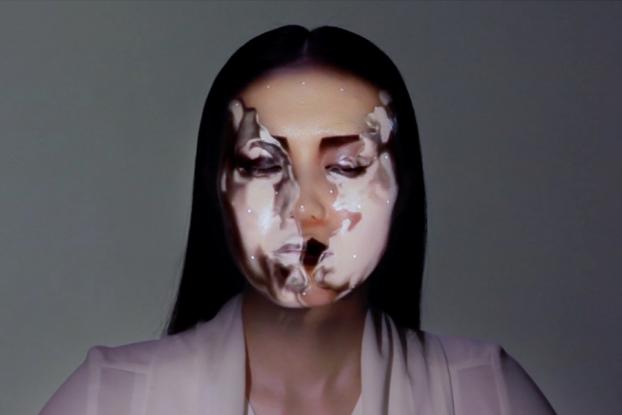 فيديو : فنانة يابانية تحول وجهها إلى أشكال مختلفة بواسطة بروجكتر !