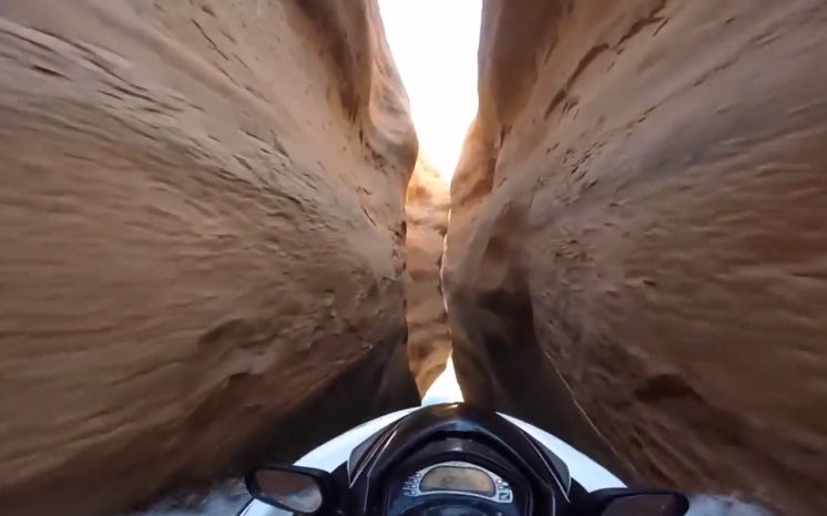 فيديو : محترف يقود جت سكي بسرعة عالية في وادي صخري ضيق جداً 