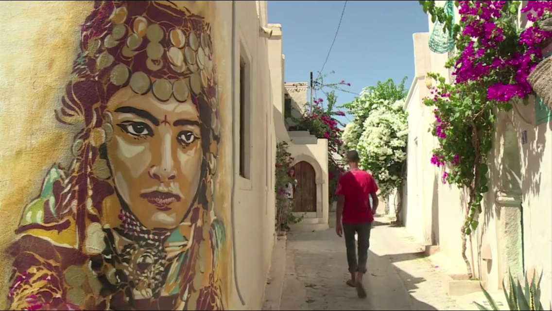 فيديو : فن رسم الشوارع ينتشر في الرياض التونسية القريبة من اقدم معبد يهودي