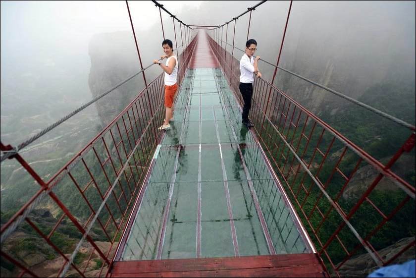 لعشاق المغامرة : جسر زجاجي معلق على ارتفاع 180 متر !