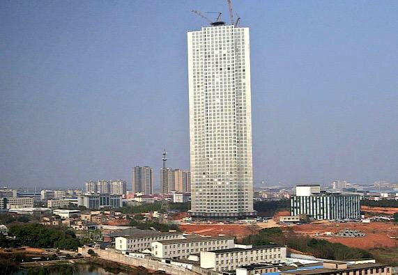 فيديو : شركة صينية تبني برج سكني بارتفاع 240 متر خلال 19 يوم