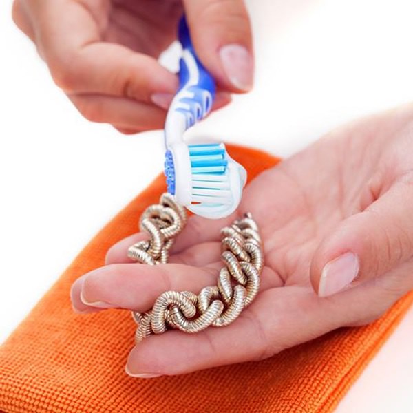 بالصور : إستخدامات أخرى ومفيدة لـ معجون الأسنان